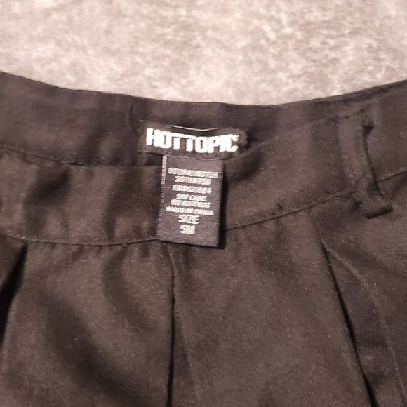 Black O-Ring Chain Pleated Skirt - Picture 6 of 10